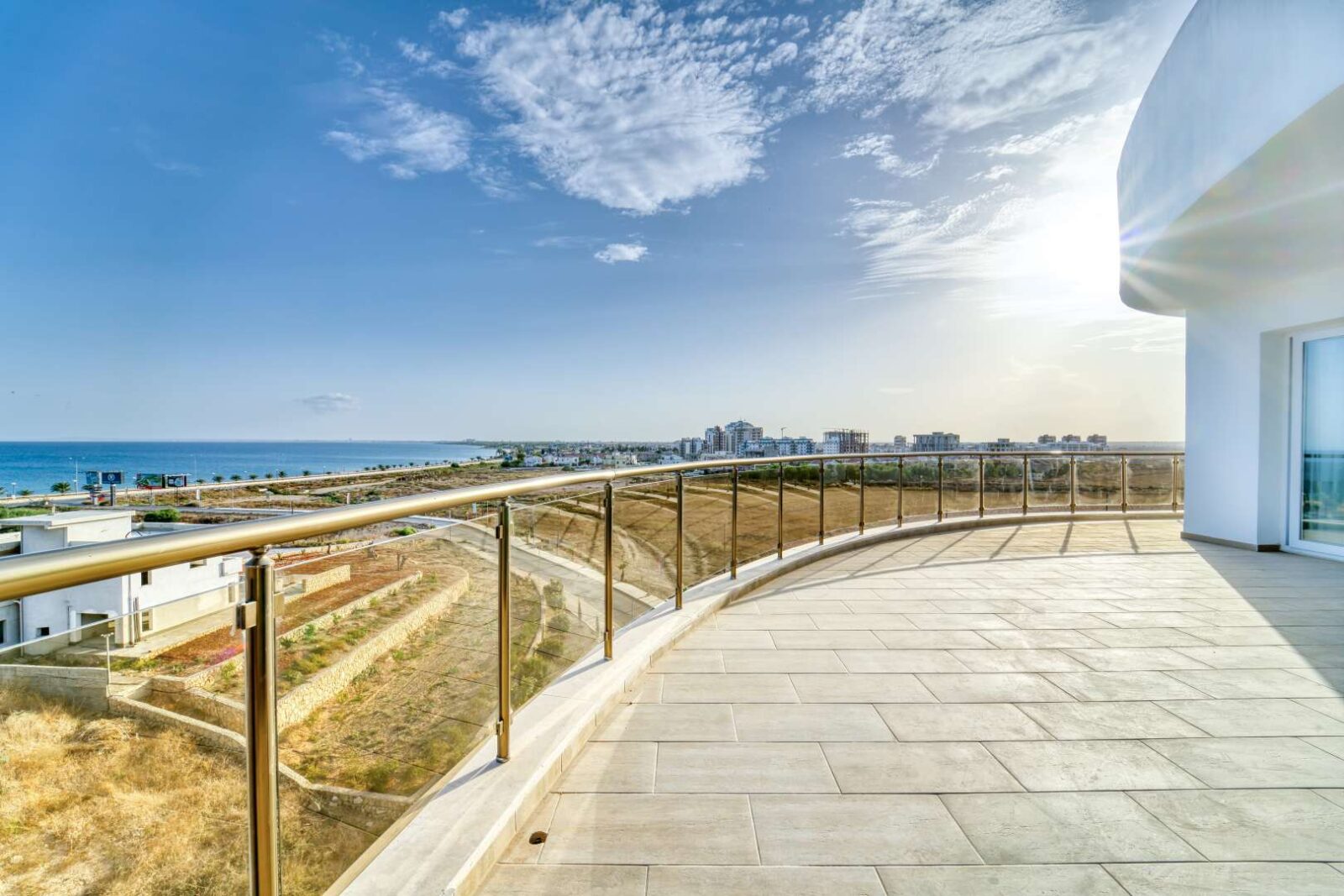 Kıbrıs İskele Long Beach Büyük Teraslı Satılık 1+1, 162 m2