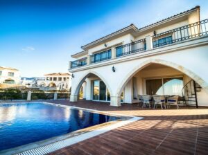 Kıbrıs Girne Esentepe Satılık Deniz Önü Yüzme Havuzlu Villa