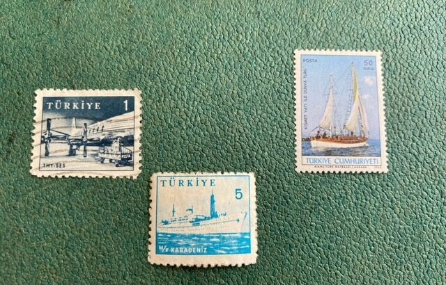 Antika satılık pullar; uçak, gemi ve yelkenli figürler